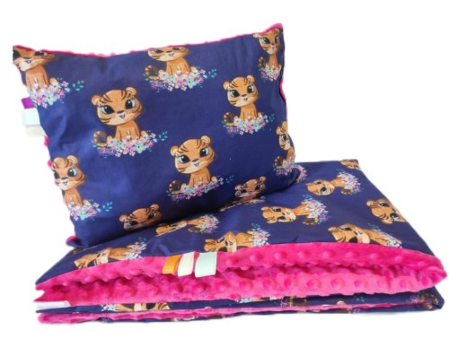 kocyk-minky-w-kotki-75x100cm-z-poduszka-dla-dziewczynki-do-przedszkola.jpg